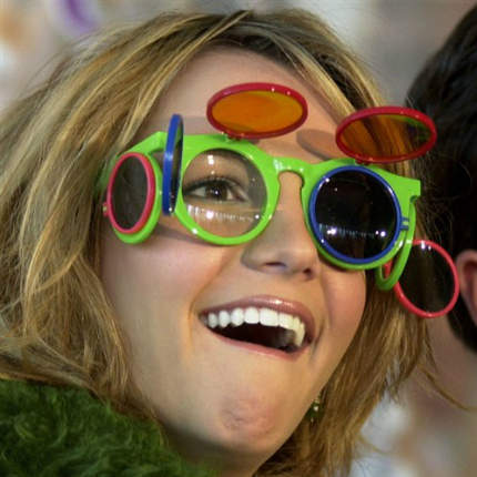 Britney trông cực kì vui vẻ trong cặp kính “<b>bắng nhắng</b>” đầy màu sắc. - 12_copy
