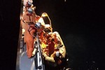 Cứu ngư dân gặp nạn nguy kịch trên vùng biển Hoàng Sa