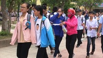 Nhiều phụ huynh Quảng Bình tạm gác việc đồng áng đưa con đi thi vào lớp 10 ảnh 2