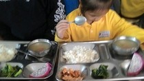 Một trường ở Đà Nẵng bị nghi cắt xén bữa cơm trẻ tiểu học, thu tiền bán trú sai ảnh 2