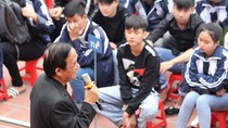 Nhà giáo Nguyễn Lân Dũng chắp cánh ước mơ cho cậu học sinh kém may mắn ảnh 2