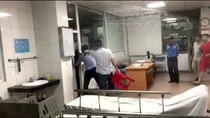 Bảo vệ bệnh viện vung dùi cui đập vỡ đầu người nhà bệnh nhân ảnh 2