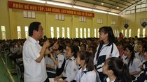 Giáo sư Nguyễn Lân Dũng tâm sự với sinh viên trường Sao Đỏ về khởi nghiệp ảnh 2