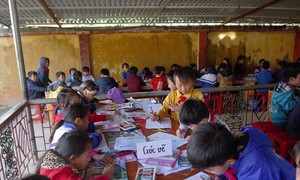 Học sinh lớp 2 ở vùng cao cùng mẹ vượt hơn 100 km đi học tiếng Anh ảnh 2