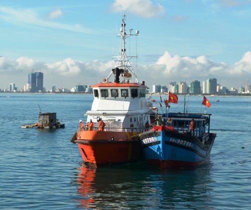 Cứu tàu cá sắp chìm trên vùng biển Hoàng Sa (GDVN) - Tàu cá đang hành nghề trên vùng biển phía Tây quần đảo Hoàng Sa thì gặp sự cố, có nguy cơ chìm nên phát tín hiệu cứu nạn khẩn cấp.