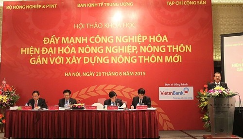 Chủ trì Hội thảo có Phó Thủ tướng Chính phủ Vũ Văn Ninh, Trưởng ban Kinh tế Trung ương và Bộ trưởng Bộ Nông nghiệp và Phát triển nông thôn Cao Đức Phát.