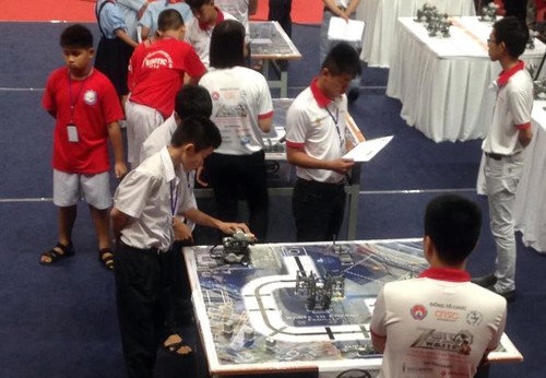 Trường Nguyễn Tất Thành giành giải nhất Robothon toàn quốc (GDVN) - Giành 860/1000 điểm, đội tuyển Robotics của trường THCS – THPT Nguyễn Tất Thành (Hà Nội) đã vượt qua 61 đội tuyển trong cả nước, giành chức vô địch.