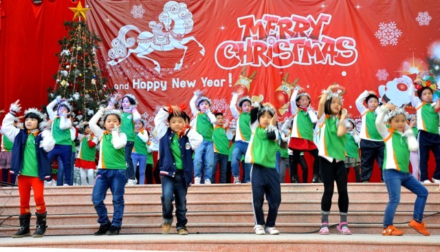 Thầy trò trường Tiểu học Ngôi sao HN tưng bừng đón Giáng sinh