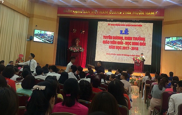 Tuyên dương, khen thưởng 124 giáo viên và 169 học sinh giỏi quận Hoàn Kiếm