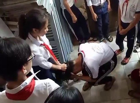 Hiệu trưởng xin lỗi vụ 2 nữ sinh lớp 9 đánh dã man 2 bạn lớp 7 | Giáo dục Việt Nam Hiệu Trưởng Xin Lỗi Vụ 2 Nữ Sinh Lớp 9 Đánh Dã Man 2 Bạn Lớp 7 | Giáo Dục Việt Nam