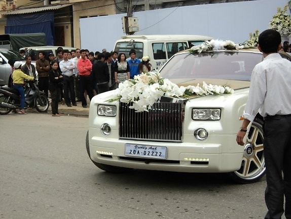 Đại gia Thái Nguyên khoe cặp RollsRoyce Phantom mạ vàng tại Hà Nội