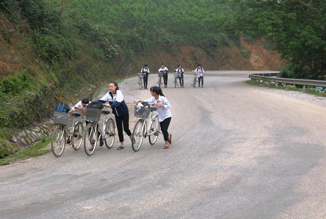 Đi học từ khi gà gáy, đường đến trường toàn dốc với đèo | Giáo dục Việt Nam