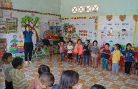 Cô giáo vùng cao nhường thức ăn cho trò nhỏ
