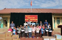 Một tập sách giáo khoa được trao đi, một hy vọng mới được mở ra