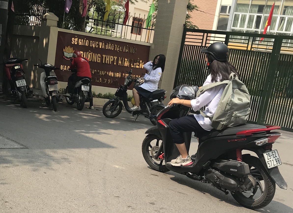 Học sinh trung học ở Thủ đô thản nhiên đi xe máy đến trường - Giáo dục ...