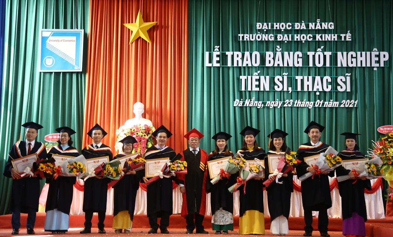 Chúc mừng 3 tân Tiến sĩ, 279 tân Thạc sĩ trường Đại học Kinh tế, Đại học Đà Nẵng - Giáo dục Việt Nam