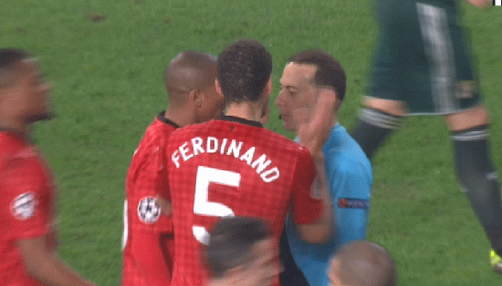 Vị trọng tài này cũng đã bị các cầu thủ M.U 'quây', Ferdinand đã có hành động chế giễu Cüneyt Çakır bằng cách vỗ tay trước mặt 'ngôi sao của trận đấu'.