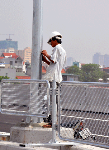 Trước đó, để đẩy nhanh tiến độ thi công tuyến đường này, một Tổng Giám đốc đơn vị thi công đã cược ghế với Bộ trưởng Bộ Giao thông vận tải về tiến độ thi công của dự án....