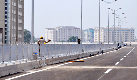 Thời điểm này trước ngày thông đường, các công nhân đang tích cực hoàn thiện những công việc dang dở, chuẩn bị cho lễ thông xe vào sáng 30/6....