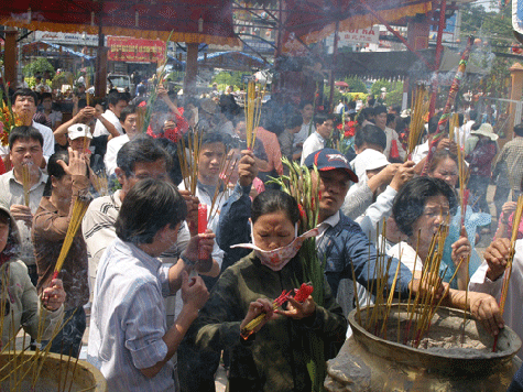 Chen nhau khấn vái, thắp hương.