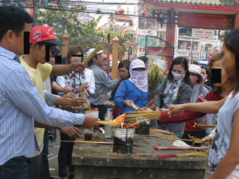 Đua nhau châm hương.