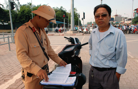 Cảnh sát giao thông Hà Nội xử phạt vi phạm giao thông. Ảnh: Tùng Nguyễn