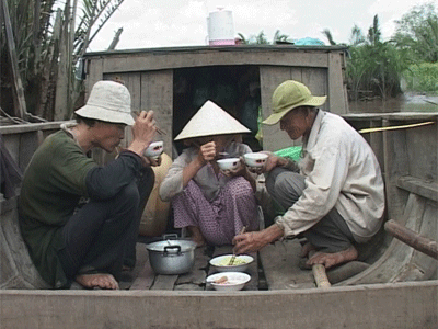 Đội thợ cỏ này chia thành nhiều ghe… Mỗi con nước lớn, họ xuôi theo sông Sài Gòn đến các nhánh kênh rạch cắt cỏ, thậm chí là đến tận Bến Cát, Dầu Tiếng..vv… những vùng có nhiều cỏ dại.