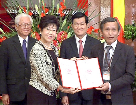Chủ tịch nước Trương Tấn Sang chứng kiến lễ trao giấy chứng nhận đầu tư cho dự án Khu công nghiệp - dịch vụ - đô thị Quảng Ngãi (dự án VSIP) và giấy chấp thuận chủ trương đầu tư dự án Nhà máy nhiệt điện Dung Quất.