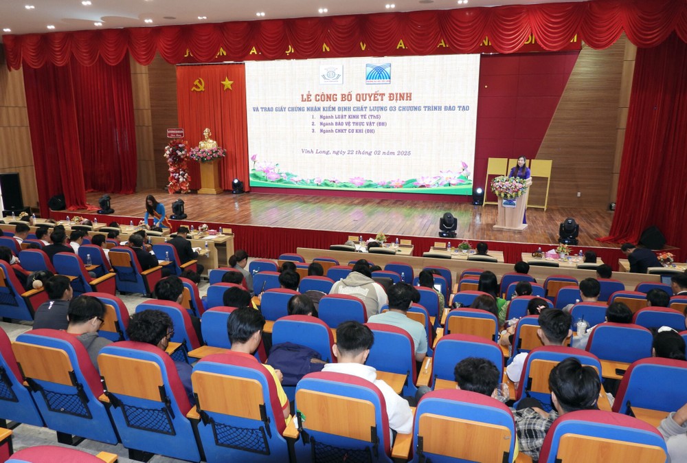 Quang cảnh buổi lễ. Ảnh: Website nhà trường. 1-Quang-canh-buoi-le-2048x1381.jpg