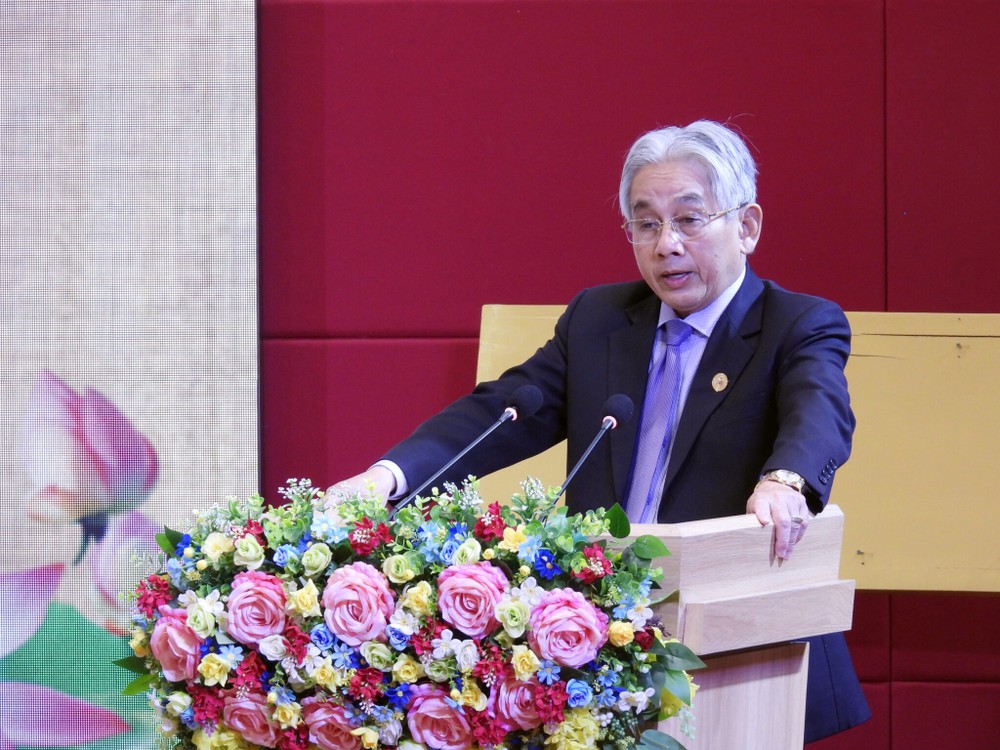 Nhà giáo ưu tú, Phó giáo sư, Tiến sĩ Lương Minh Cừ – Bí thư Đảng ủy, Hiệu trưởng Trường Đại học Cửu Long phát biểu chào mừng. Ảnh: Website nhà trường. 2-Nha-giao-uu-tu-Pho-giao-su-Tien-si-Luong-Minh-Cu-–-Bi-thu-Dang-uy-Hieu-truong-Truong-Dai-hoc-Cuu-Long-phat-bieu-chao-mung-2048x1536.jpg