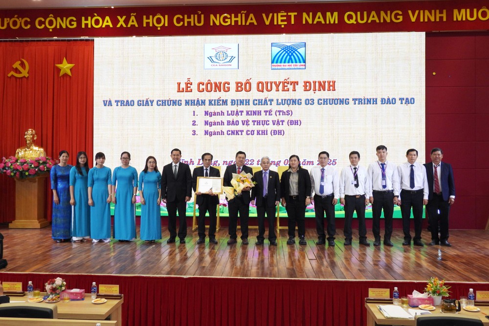 Ban tổ chức trao chứng nhận đạt chuẩn kiểm định chương trình đào tạo ngành Thạc sĩ Luật kinh tế cho Khoa Luật và Khoa Sau đại học. Ảnh: Website nhà trường. 3-Ban-to-chuc-trao-chung-nhan-dat-chuan-kiem-dinh-CTDT-nganh-Thac-si-Luat-kinh-te-cho-Khoa-Luat-va-Khoa-Sau-dai-hoc-2048x1365.jpg