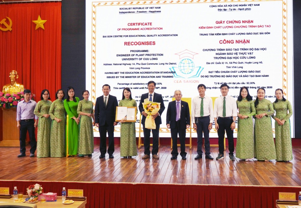 Ban tổ chức trao chứng nhận đạt chuẩn kiểm định chương trình đào tạo ngành Bảo vệ thực vật cho Khoa Nông nghiệp – Thủy sản. Ảnh: Website nhà trường. 4-Ban-to-chuc-trao-chung-nhan-dat-chuan-kiem-dinh-CTDT-nganh-Bao-ve-thuc-vat-cho-Khoa-Nong-nghiep-Thuy-san-2048x1414.jpg