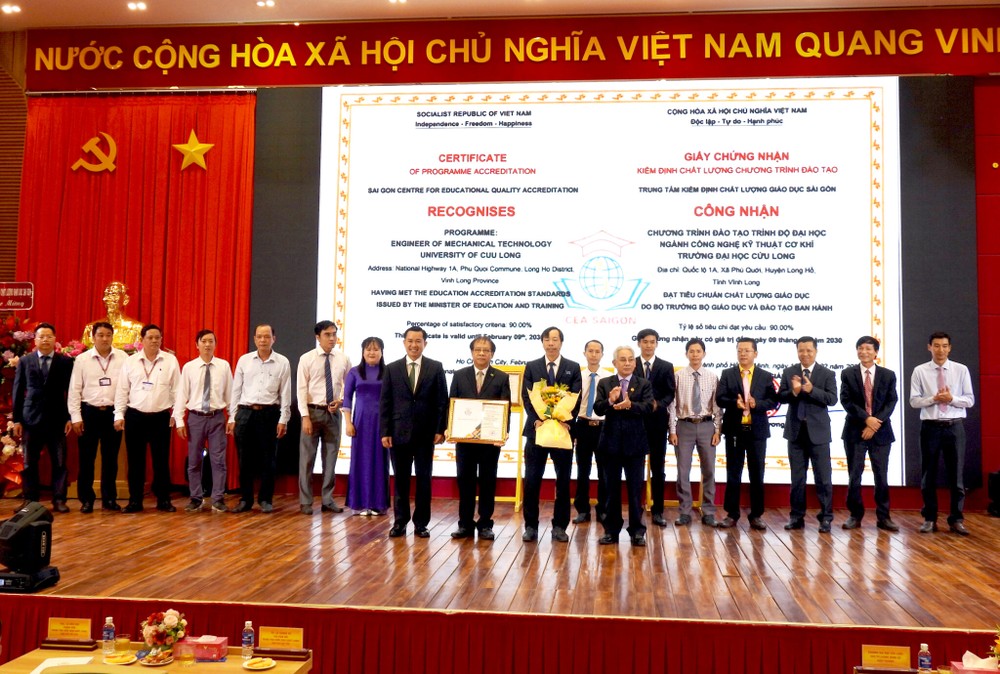 Ban tổ chức trao chứng nhận đạt chuẩn kiểm định chương trình đào tạo ngành Công nghệ kỹ thuật cơ khí cho Khoa Kỹ thuật Công nghệ. Ảnh: Website nhà trường. 5-Ban-to-chuc-trao-chung-nhan-dat-chuan-kiem-dinh-CTDT-nganh-Cong-nghe-ky-thuat-co-khi-cho-Khoa-Ky-thuat-Cong-nghe-2048x1380.jpg
