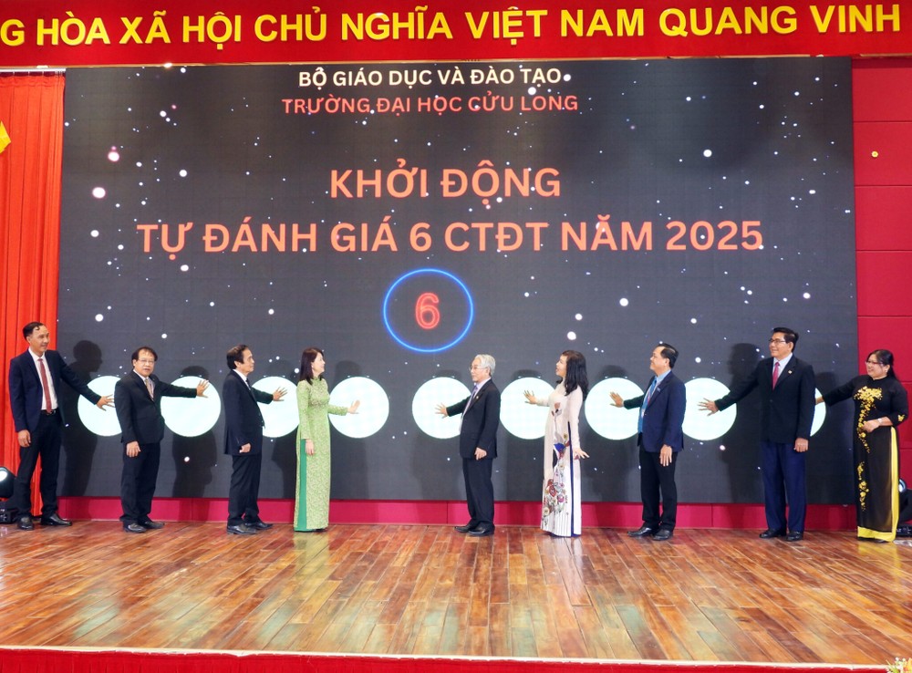 Đại biểu bấm nút khởi động tự đánh giá kiểm định chất lượng 6 chương trình đào tạo năm 2025. Ảnh: Website nhà trường. 6-Dai-bieu-bam-nut-khoi-dong-tu-danh-gia-kiem-dinh-chat-luong-06-CTDT-nam-2025-2048x1511.jpg