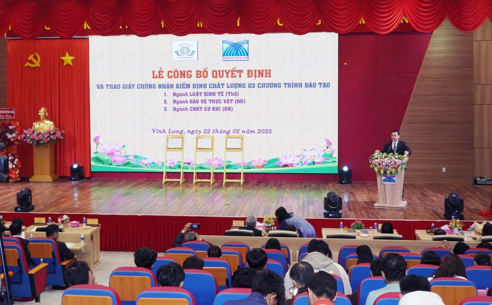 Tiến sĩ Lê Hoàng Vũ – Phó Giám đốc CEA-SAIGON đánh giá cao quá trình phấn đấu của Trường Đại học Cửu Long. Ảnh: Website nhà trường. 7-Tien-si-Le-Hoang-Vu-–-Pho-Giam-doc-CEA-SAIGON-danh-gia-cao-qua-trinh-phan-dau-cua-Truong-Dai-hoc-Cuu-Long-2048x1269.jpg
