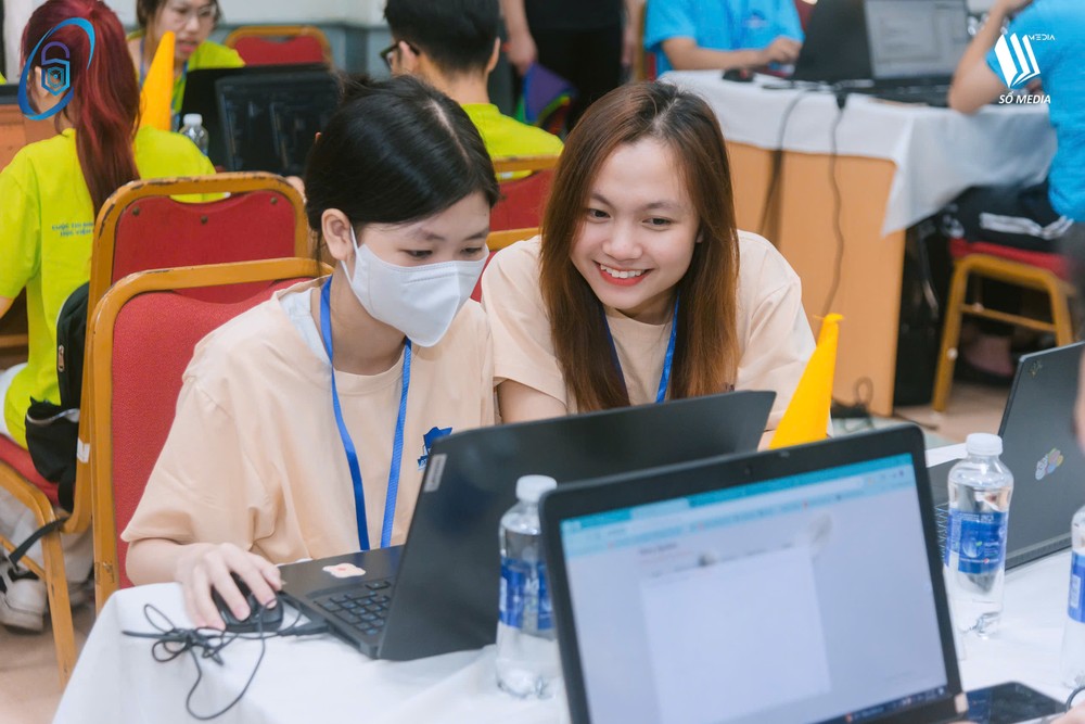 Nguyễn Phương Mai (bên phải) tham gia Cuộc thi CTF Sinh viên với An toàn thông tin năm 2025. Ảnh: NVCC z6348076203251_ef44e506d8a126ab013e96686e7e7437.jpg