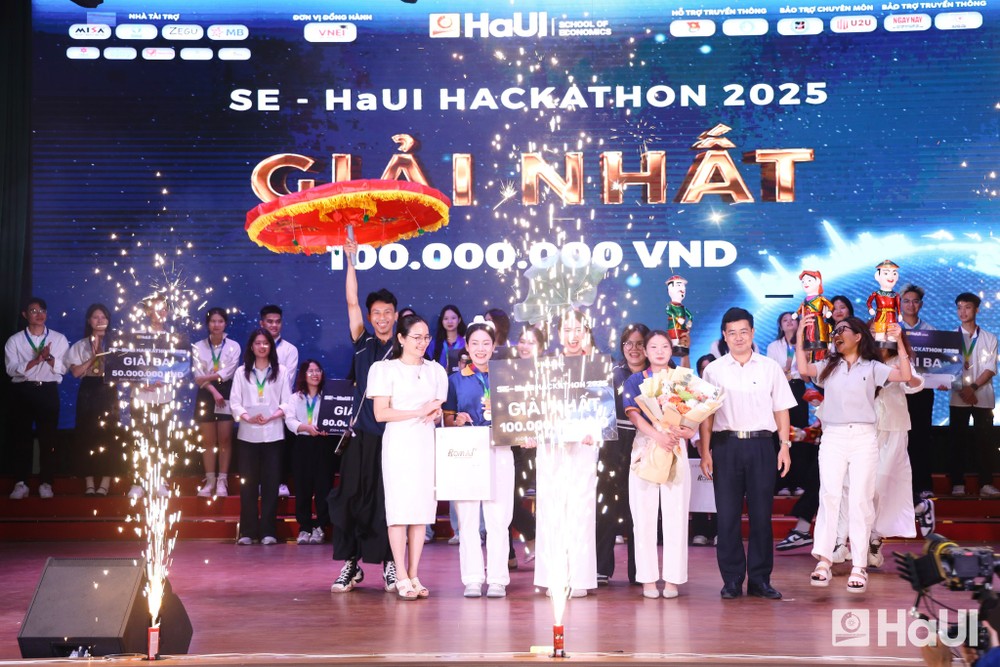 Đội Mộc Thủy Đường lên ngôi Quán quân nhờ dự án đưa rối nước đến các trường mầm non, tiểu học. Ảnh: NTCC. 495158616_122213033738163406_6179624423997676928_n.jpg