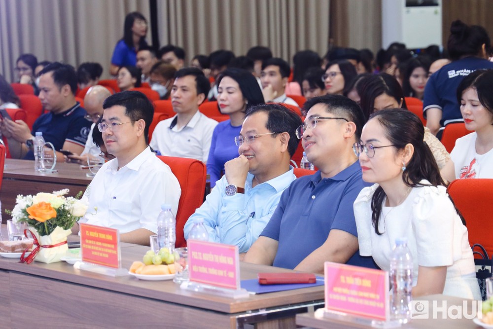 Ban giám khảo hài lòng khi nghe những ý tưởng sáng tạo được pitching. Ảnh: NTCC. 495180912_122213035214163406_3776655889159132948_n.jpg