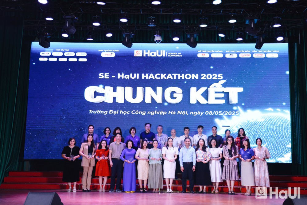 Các vị cố vấn của chương trình nhận kỉ niệm chương từ Ban tổ chức. Ảnh: NTCC. 495397470_122213035172163406_1681029232438097504_n.jpg