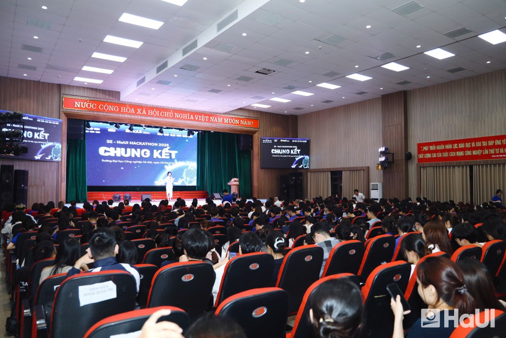 Toàn cảnh Chung kết SE HAUI Hackathon 2025. Ảnh: NTCC. 495432066_122213034818163406_1071184174087013787_n.jpg