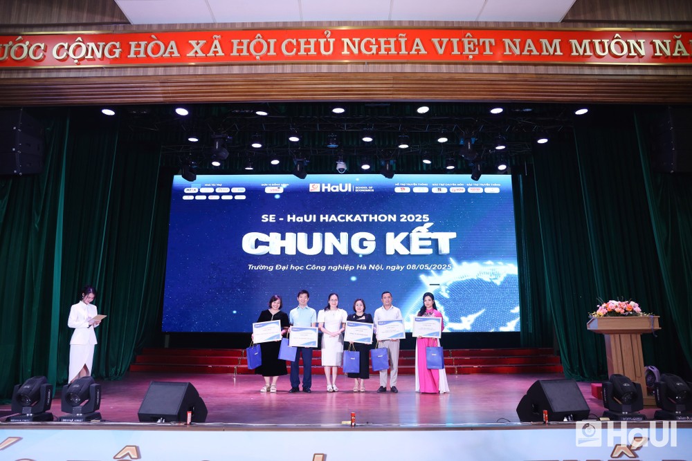 Các đơn vị đồng hành cùng chương trình nhận quà tri ân từ Ban tổ chức. Ảnh: NTCC. 495543840_122213035070163406_9131373170745029047_n.jpg