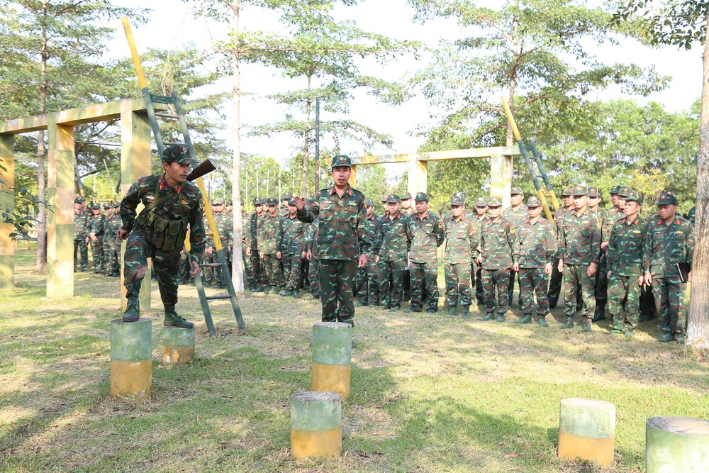 Huấn luyện vượt vật cản tại Trường Sĩ quan Chính trị. Ảnh: NTCC IMG_6016.jpeg