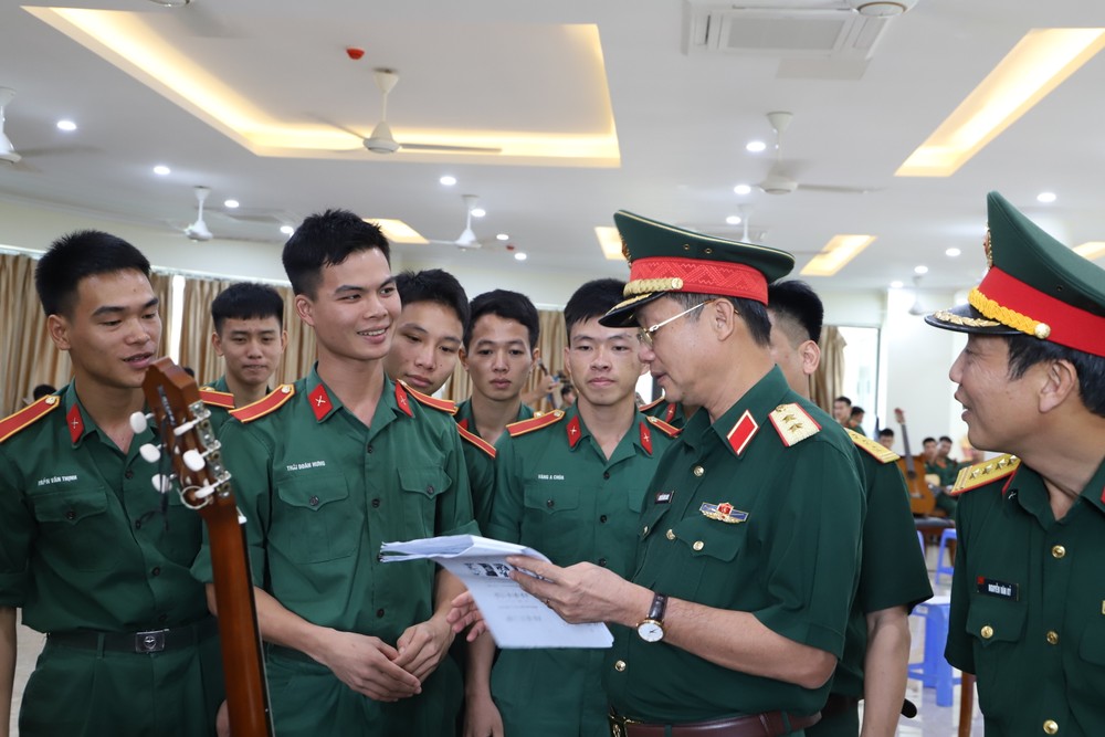 Trung tướng Nguyễn Hùng Oanh kiểm tra giờ học môn Thực hành nghệ thuật. Ảnh: NTCC IMG_6021.jpeg