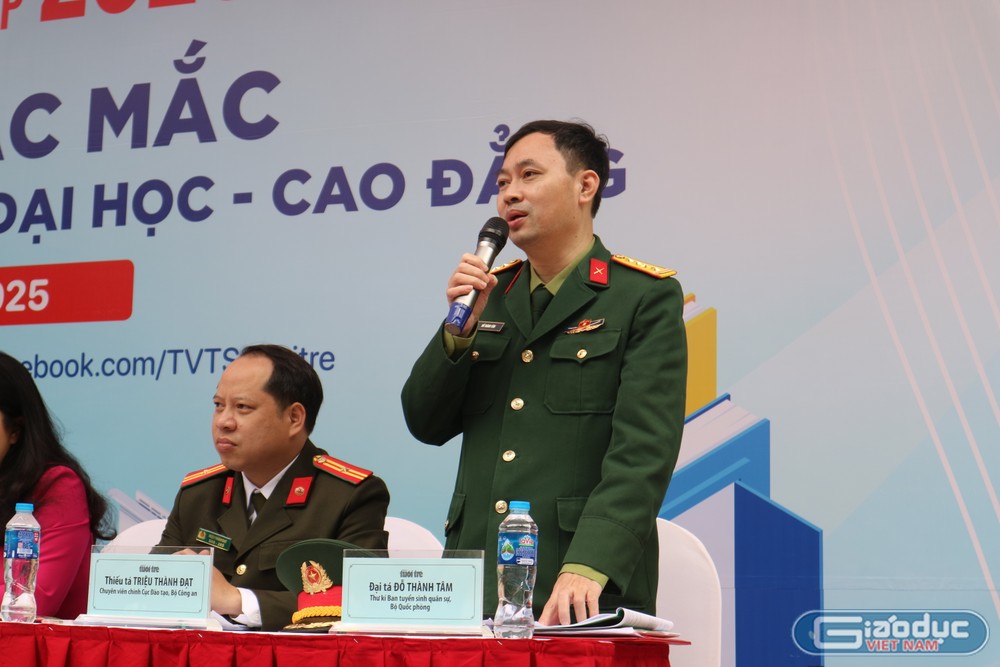 Đại tá Đỗ Thành Tâm - Thư ký Ban Tuyển sinh quân sự, Bộ Quốc phòng tư vấn tại ngày hội. Ảnh: Ngọc Huyền GDVN_dai_ta.JPG