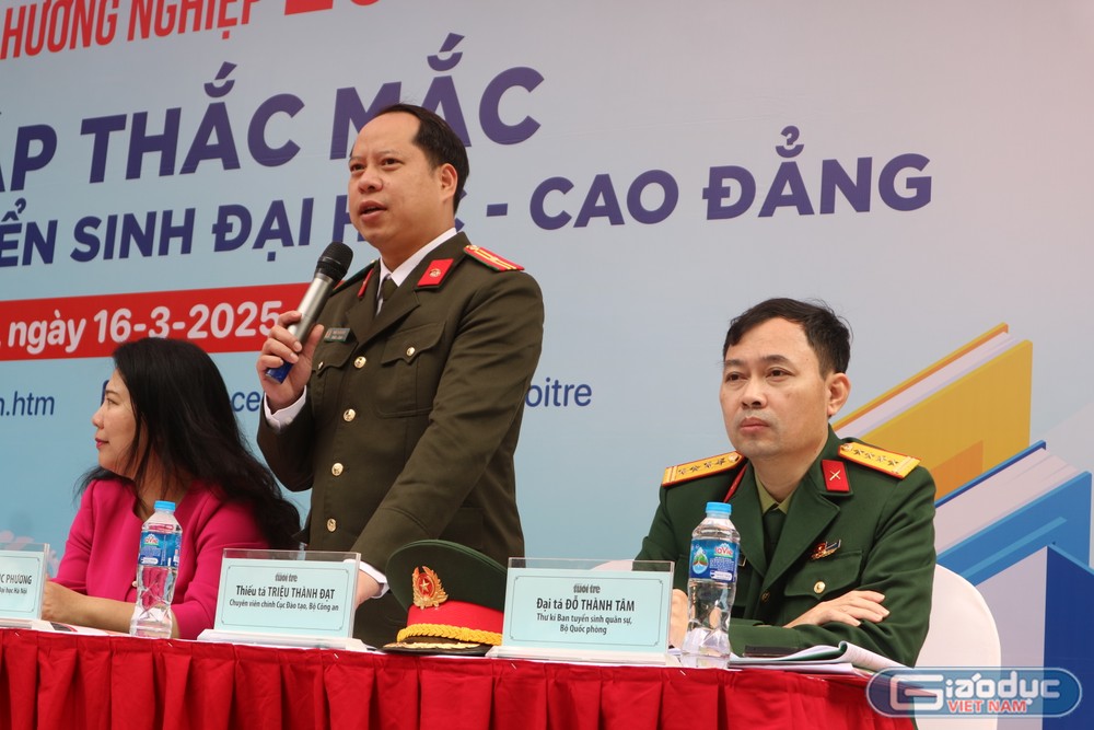 Thiếu tá Triệu Thành Đạt - Chuyên viên chính, Cục Đào tạo, Bộ Công an cung cấp thông tin trong ngày hội tư vấn tuyển sinh. Ảnh: Ngọc Huyền GDVN_thieu_ta.JPG