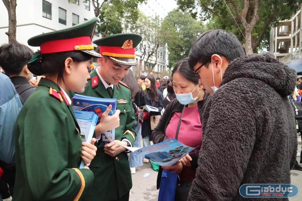 Phụ huynh cùng học sinh có nguyện vọng dự tuyển các trường quân đội hào hứng nghe tư vấn. Ảnh: Ngọc Huyền GDVN_tuvan.JPG