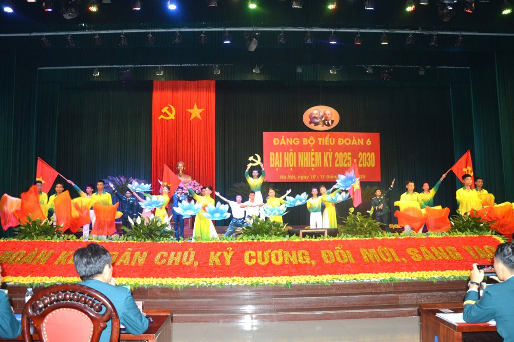 Tiết mục văn nghệ chào mừng Đại hội. z6592734230954_46915228b77a1a22865d33d6f9dc2dd3.jpg
