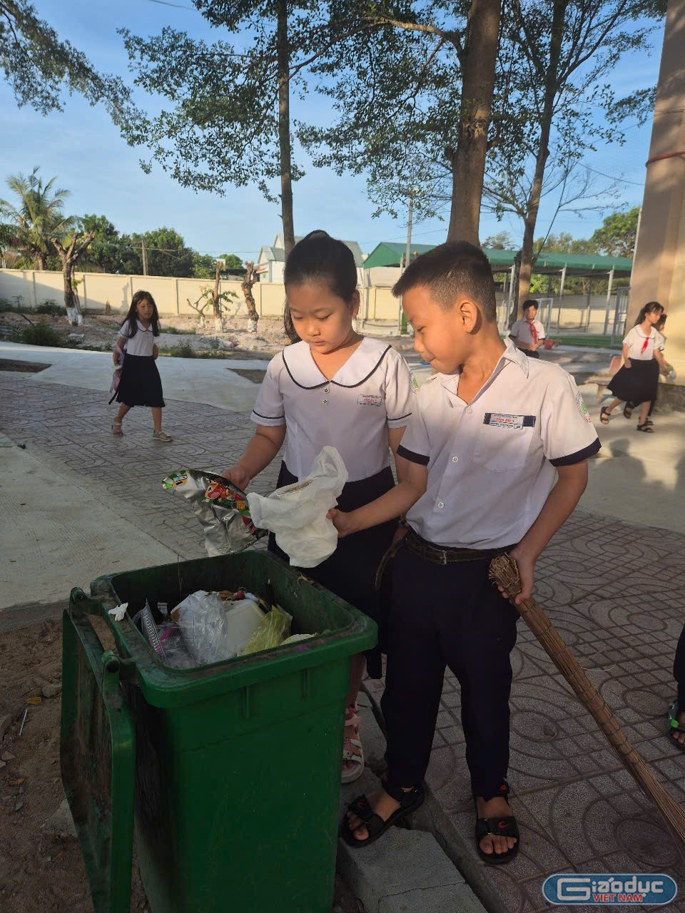 Học sinh gom rác vào thùng gdvn-rác 1.jpg