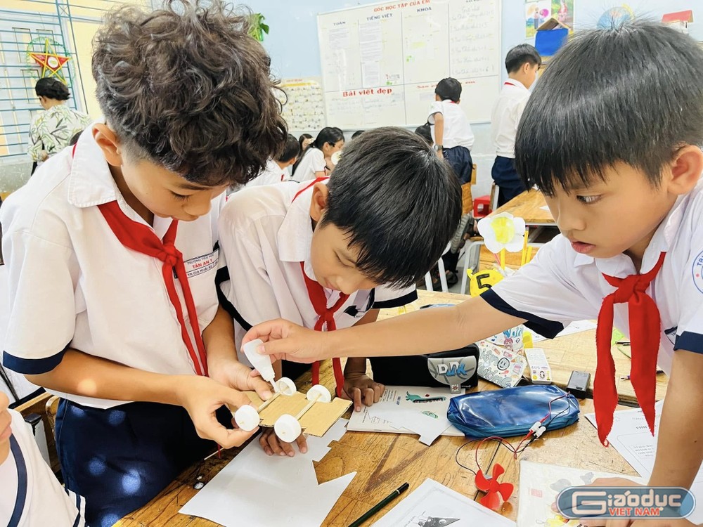 Làm đồ chơi bằng giấy bìa. gdvn-stem.jpg