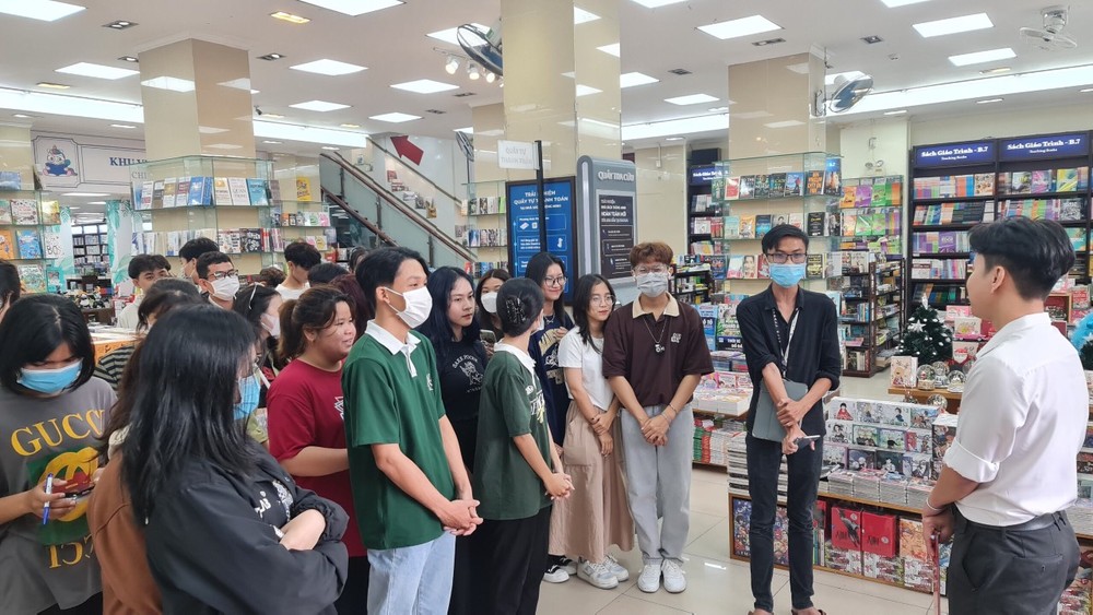Sinh viên ngành Kinh doanh xuất bản phẩm, Trường Đại học Văn hóa Thành phố Hồ Chí Minh tham gia chuyến đi thực tế tìm hiểu về tình hình kinh doanh xuất bản phẩm tại Thành phố Hồ Chí Minh. (Ảnh: website nhà trường) Hinh chuyen di 16_2-2.jpg
